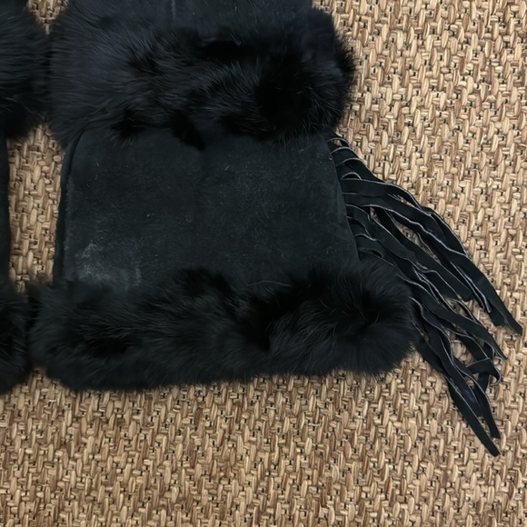 Vintage Suede and Rabbit Fur Fringed Mittens - Picture 4 of 10